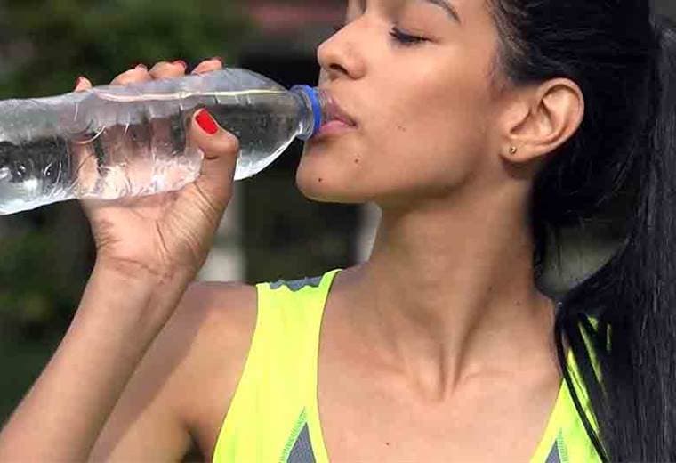 Ventajas de tomar agua para favorecer la pérdida de peso 
