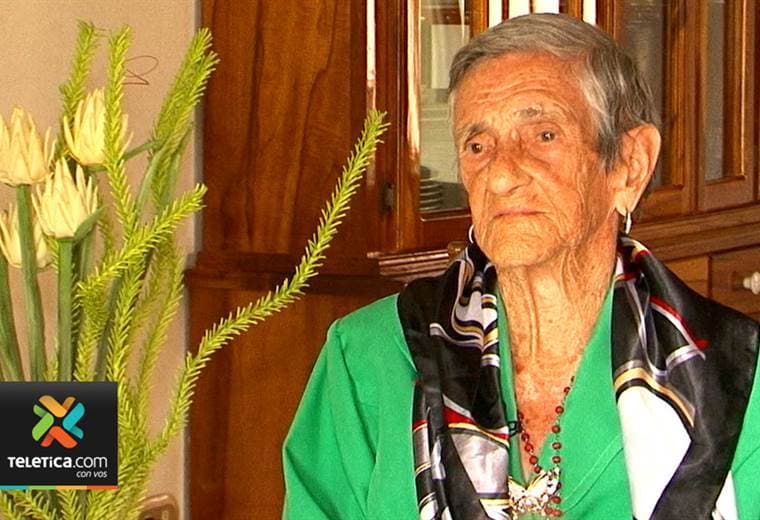 Mujer con 101 años tuvo 17 hijos, es partera y atendió más de 300 nacimientos. Aquí su historia