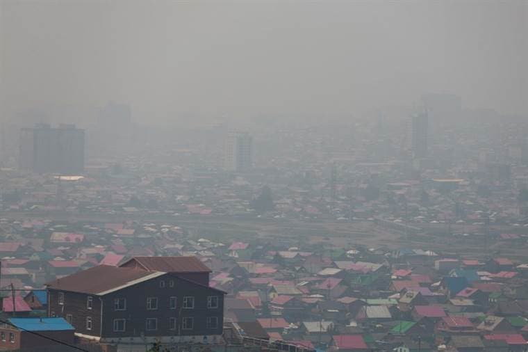 Mongoles combaten la contaminación de su capital con un "cóctel de oxígeno"