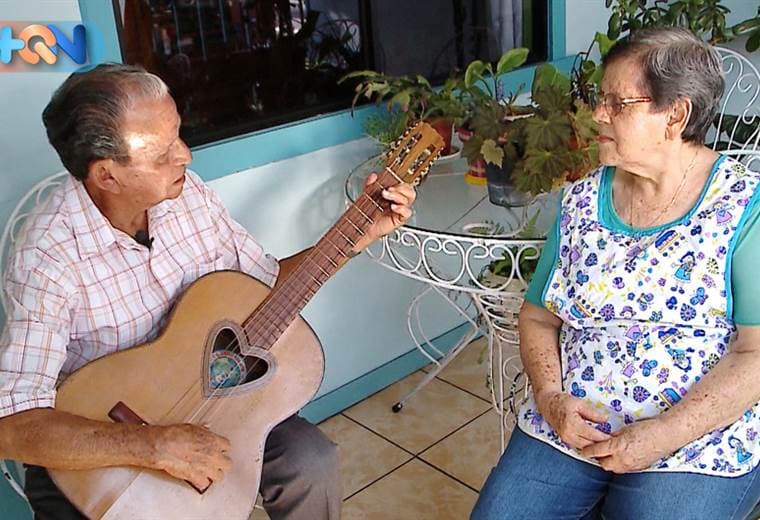 Cuando cae la tarde en San Isidro de Heredia, don Moisés y doña Verenice escriben en el corredor de su casa nuevos capítulos a su historia de amor. Esa que empezaron a escribir un 16 de febrero de 1956 hace 62 años.