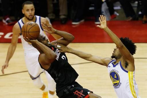 Chris Paul de los Rockets elude la marca de Quinn Cook de los Warriors.|AFP