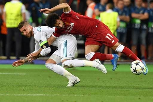 Mohamed Salah abandona lesionado en el Liverpool.|AFP