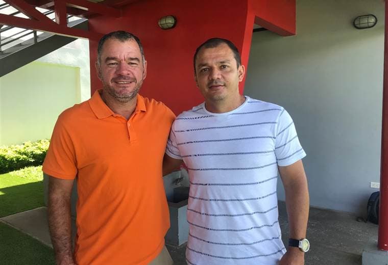 Mario Víquez seguirá como técnico de Carmelita dos años más
