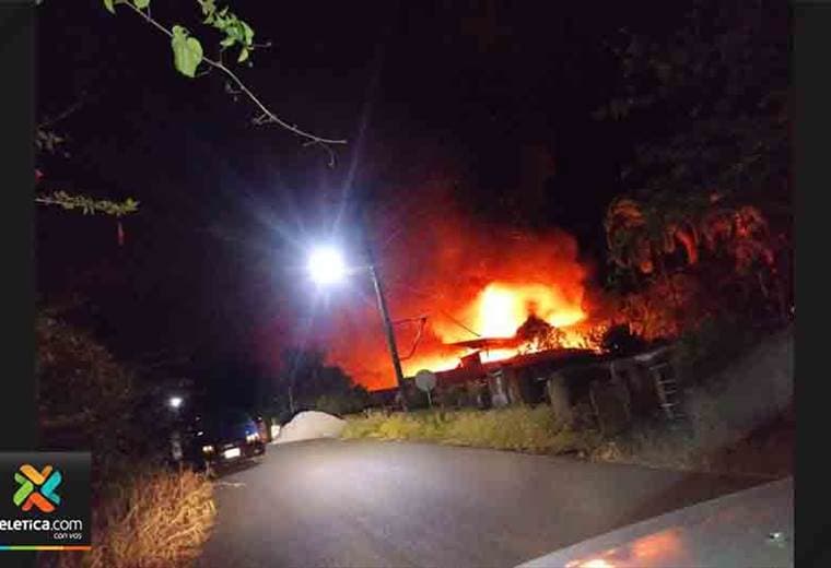 Voraz incendio en Boca Arenal de San Carlos consumió 12 cabinas