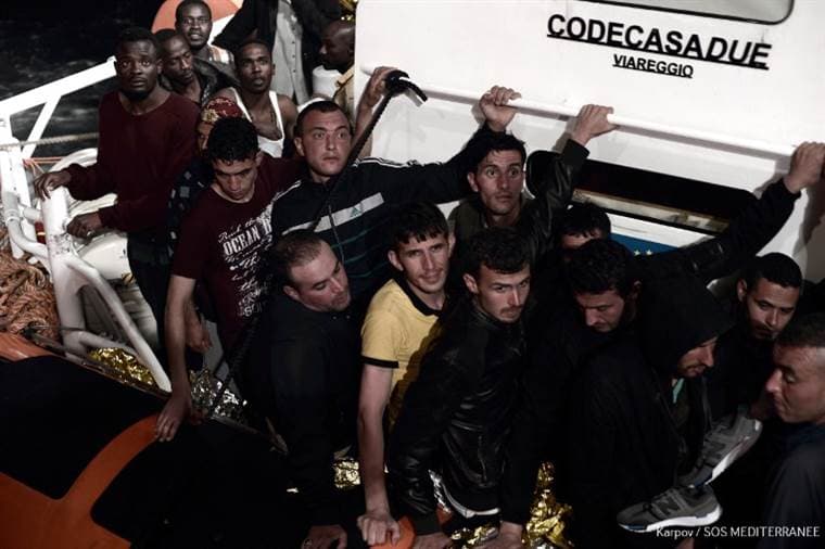 España se ofrece a acoger barco con 629 migrantes tras negativas de Italia y Malta