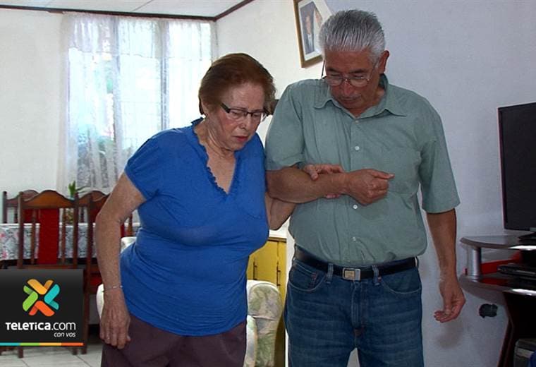 A una adulta mayor vecina de Escazú le urge una operación de reemplazo de rodilla