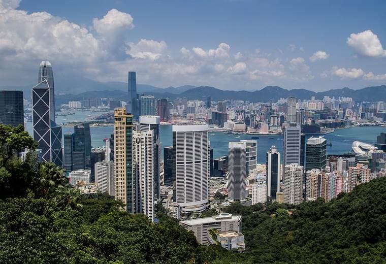 Hong Kong acaba con uso obligado de mascarilla casi mil días después