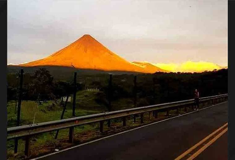 ¡Locura color naranja! Usuarios de Teletica.com captan al Arenal y otros cerros del norte 'teñidos'