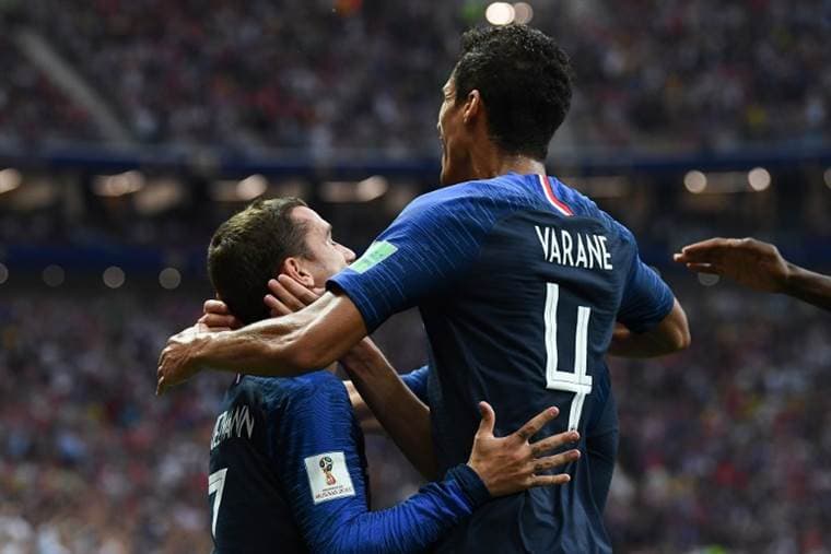Defensa francés Raphaël Varane anuncia su retirada internacional con 29 años