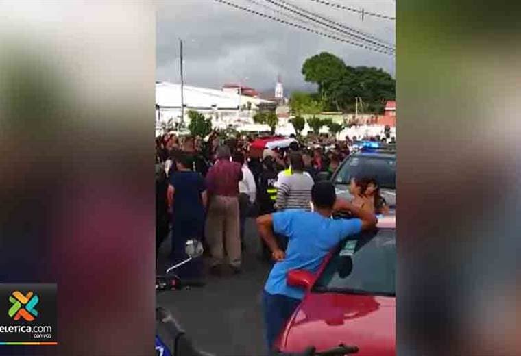 Vecinos de Cartago despidieron a oficial que falleció el lunes en accidente de tránsito