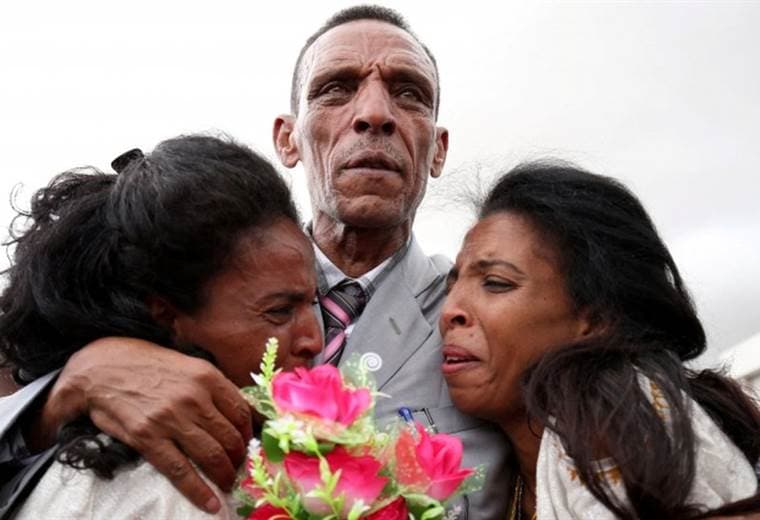 El emotivo reencuentro de un padre con sus hijas a las que no veía desde hace 16 años