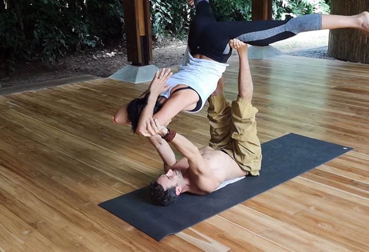 Disfrute de una clase de yoga con Johanna Ortiz y Esteban Salazar
