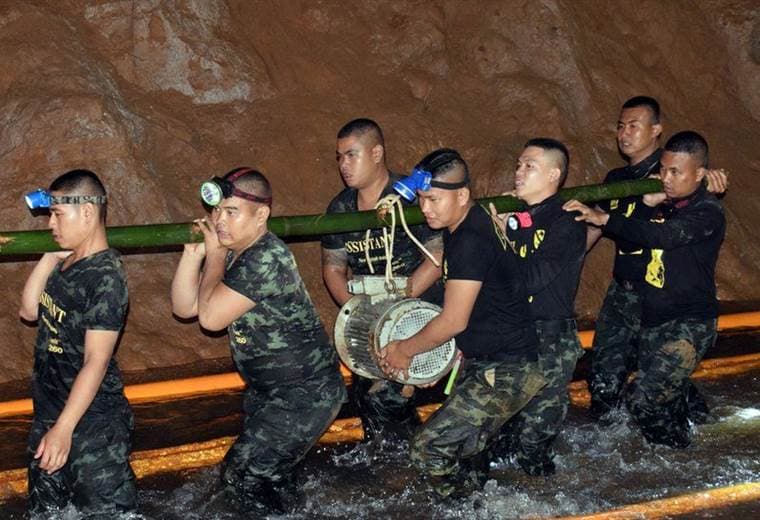 Por qué no le han contado a los padres quiénes son los niños rescatados de cueva en Tailandia 