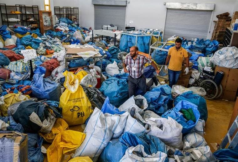 Las 10 toneladas de correo palestino bloqueado por Israel que llegaron a su destino 8 años después