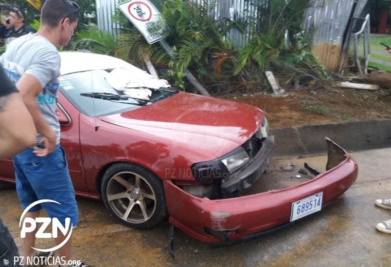 Hombre murió al chocar su carro contra la cuneta en Pérez Zeledón