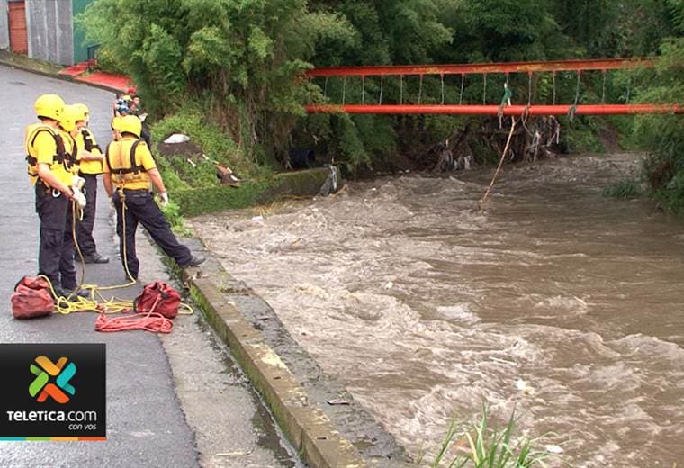 Bomberos y Cruz Roja buscan a 2 hombres que habrían caído al río María Aguilar