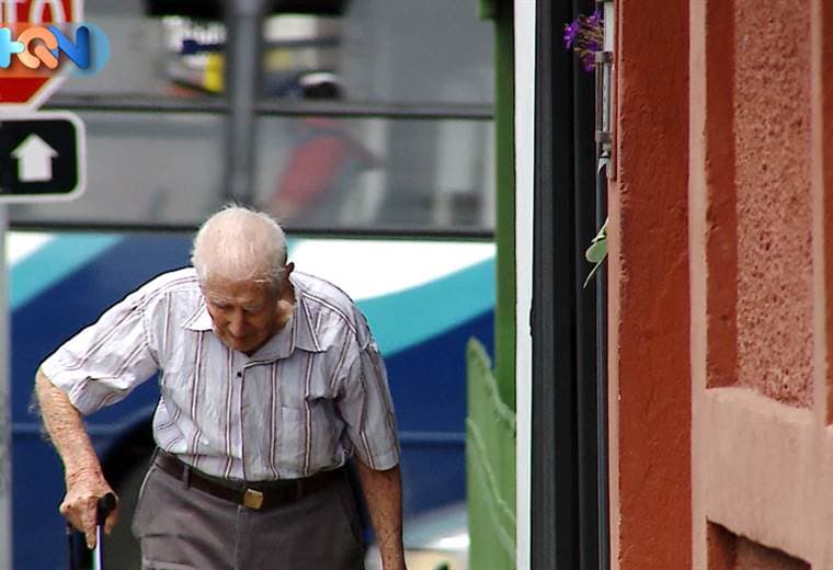 101 años y anda haciendo mandados, picando verdura y leyendo