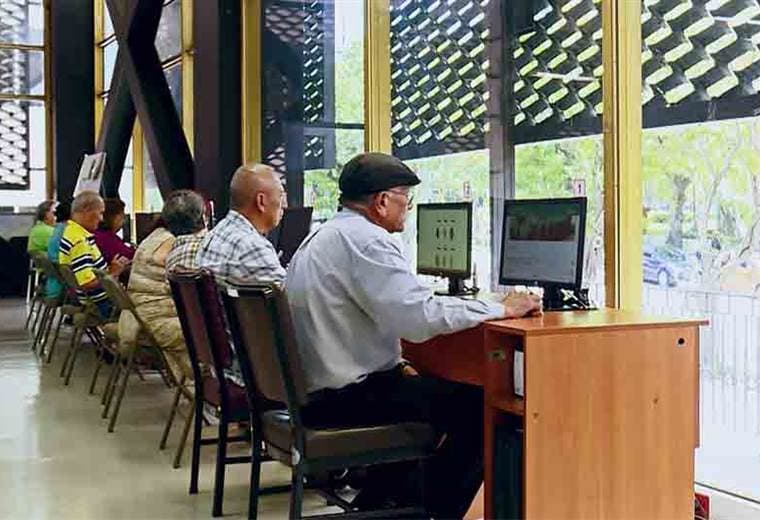 Biblioteca Nacional imparte clases gratuitas de alfabetización digital para adultos mayores