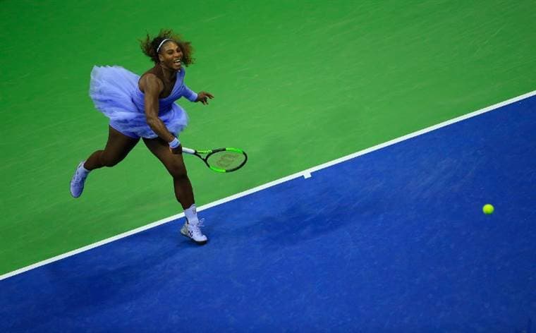 Serena se luce y se cita con Venus en tercera ronda del US Open