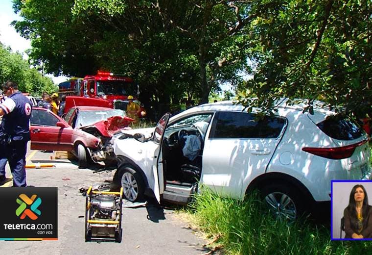 Una persona resultó herida tras colisión frontal de dos vehículos en Ciruelas de Alajuela
