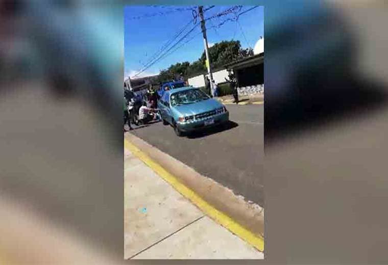 Video captó cuando carro embistió a un grupo de estudiantes en Heredia la mañana de este miércoles