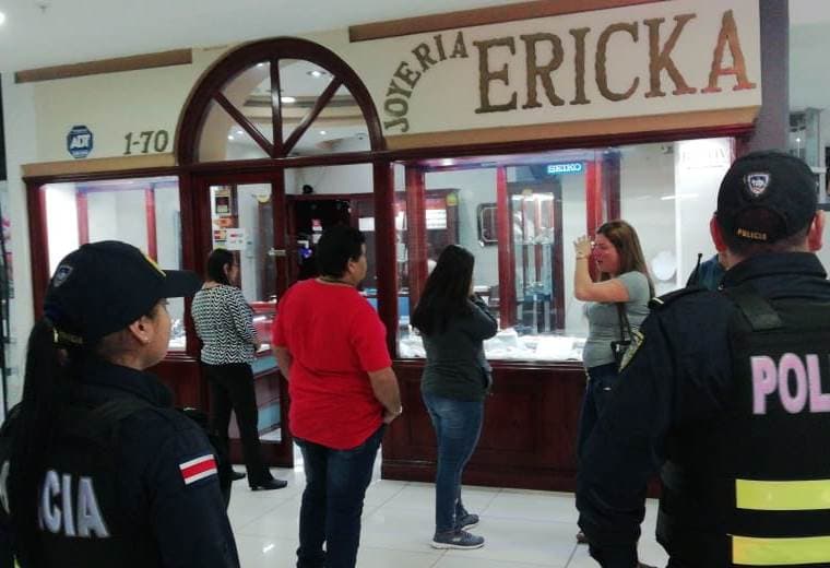 Delincuentes asaltan joyería dentro de centro comercial Mall San Pedro