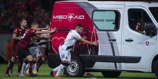Futbolistas brasileños empujan una ambulancia averiada en la cancha