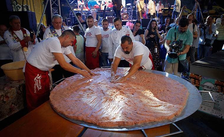 Duelo de chefs en un concurso de cocina de testículos en Serbia