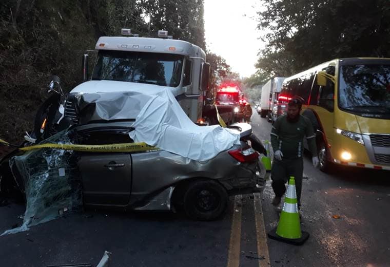 Colisión entre vehículo liviano y tráiler deja un fallecido en carretera Interamericana 