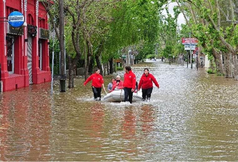 Cuatro muertos y miles de evacuados en Argentina por inundaciones