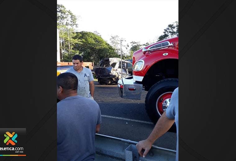 Dos hombres muertos y una mujer herida tras choque de vehículo liviano contra tráiler en San Carlos