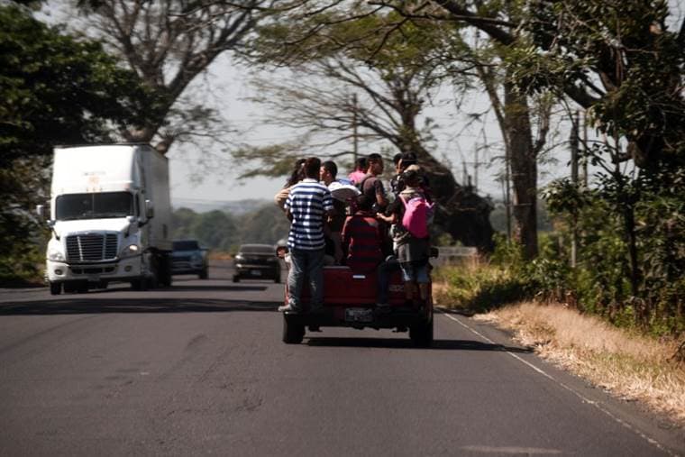 Cerca de mil hondureños parten en buses y caminando en nueva caravana a EE. UU. 