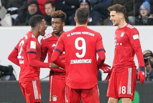 Leon Goretzka (derecha) celebra con sus jugadores del Bayern Munich.|AFP 