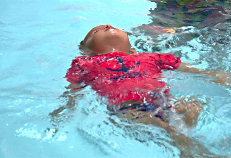 Técnica 'Nadar, flotar, nadar' salva vida de niños