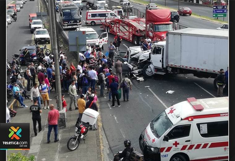Dos personas heridas tras violento choque en la autopista General Cañas