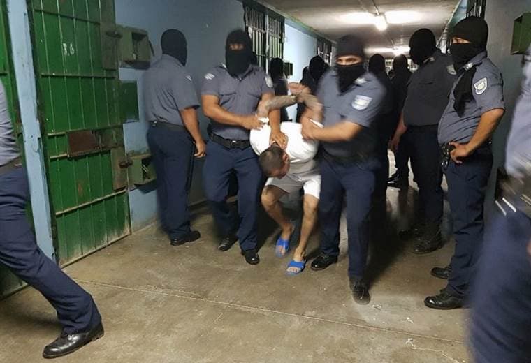 Cabecillas pandilleros enviados a cárcel de máxima seguridad en El Salvador
