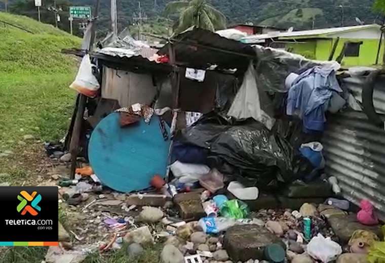 Autoridades aseguran que anciana que vive en un basurero rechaza ayuda por esperar a un hijo