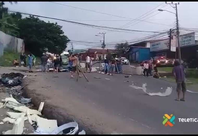 Vídeo: Protesta de vecinos provoca caos vial en Barrio Cuba