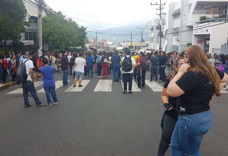 Estudiantes protestan frente a la UNA en Heredia
