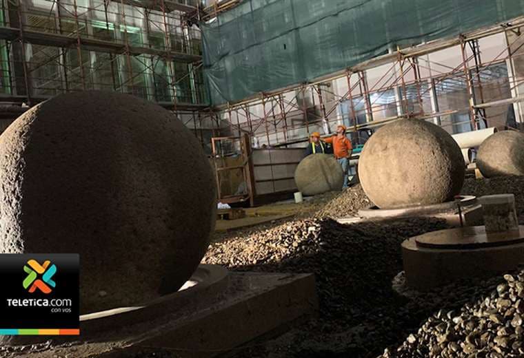 Instalan cuatro esferas precolombinas en nuevo edificio del Congreso
