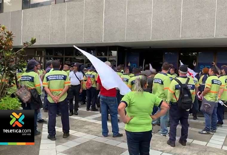Grupo de trabajadores ingresó de forma violenta a edificio de la Municipalidad de San José