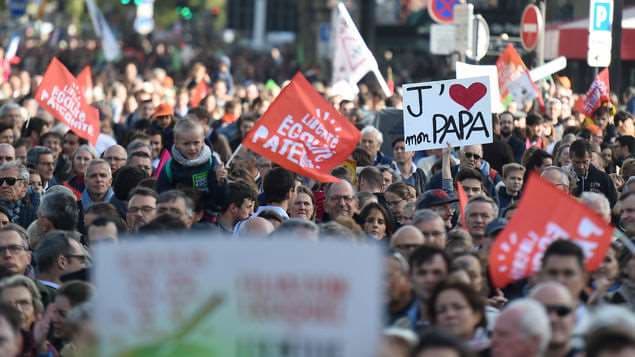 Francia se manifiesta contra la reproducción asistida de lesbianas y solteras