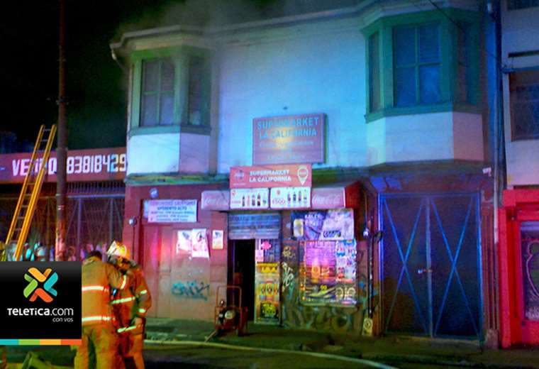 Incendio consumió parte de un supermercado en San José