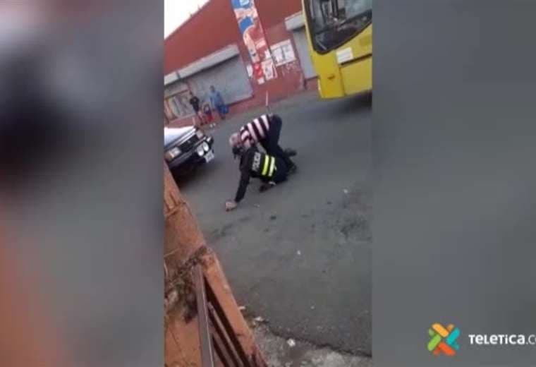 Video: Policía forcejea con taxista en aparente estado de ebriedad que se intentó dar a la fuga