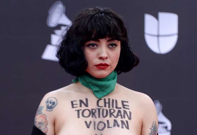 Rosalía reina en un Grammy Latino con reguetón y gestos de protesta por Chile 
