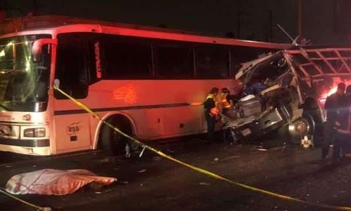 Al menos nueve muertos tras choque de tres autobuses en México
