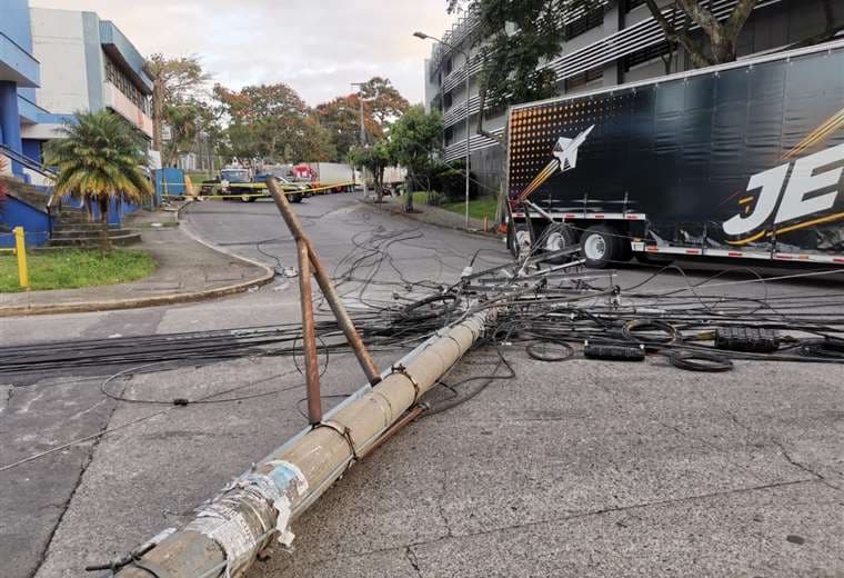 Camión derriba cinco postes de tendido eléctrico en San José