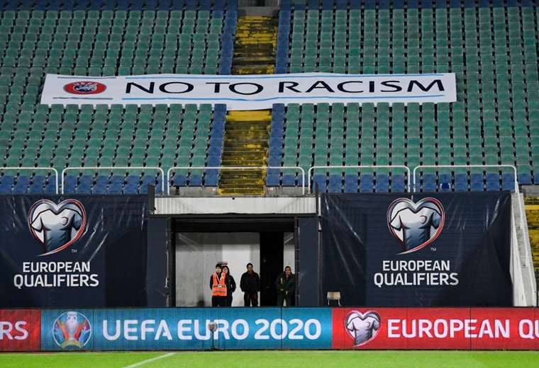 Fútbol profesional en Holanda se detendrá durante un minuto contra el racismo