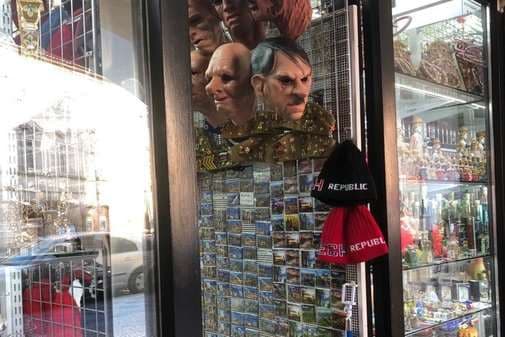 Policía checa investiga venta de máscaras de Hitler en Praga