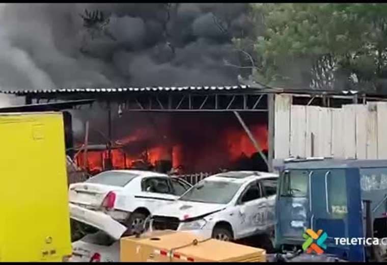Video: Así fue el voraz incendio que consumió casi por completo una bodega en Heredia